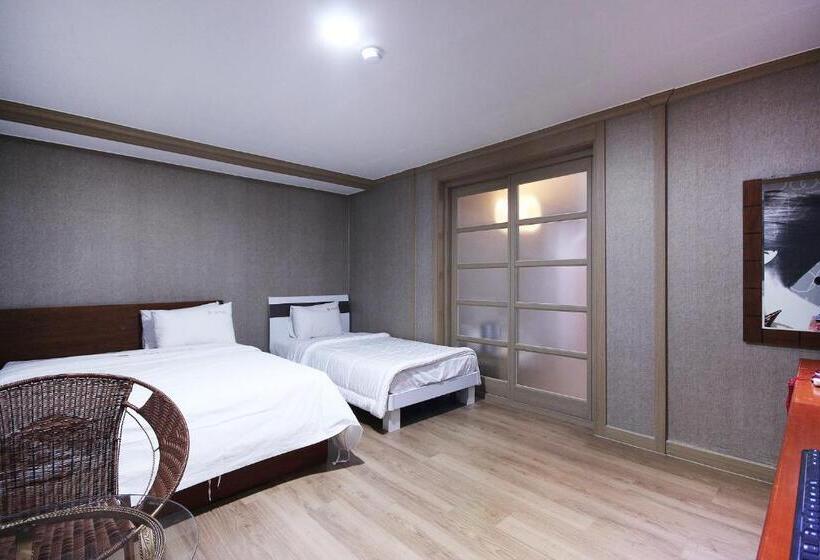 اتاق لوکس سه تخته, Happy Q Motel