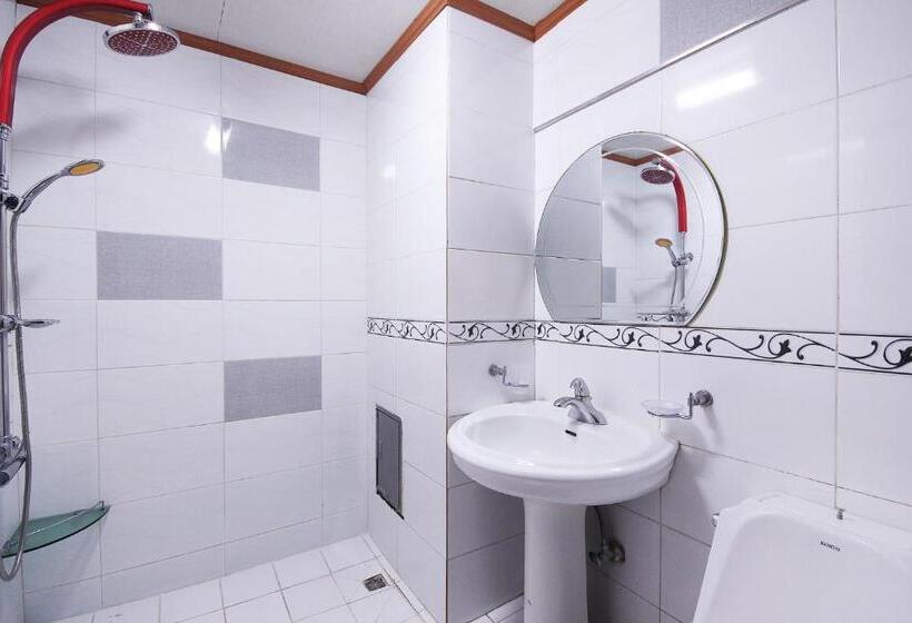 اتاق لوکس سه تخته, Happy Q Motel