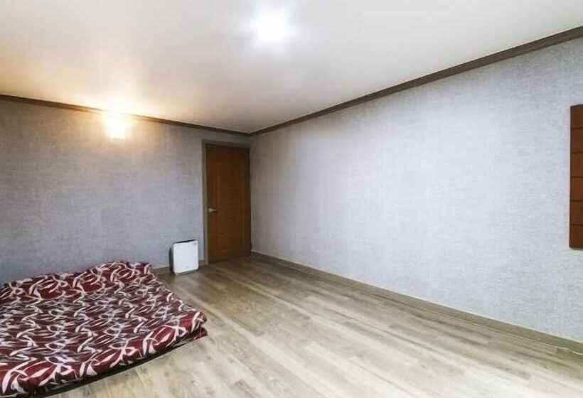 اتاق استاندارد, Happy Q Motel