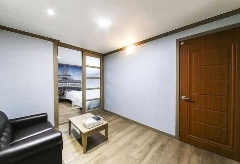 اتاق استاندارد سه نفره, Happy Q Motel