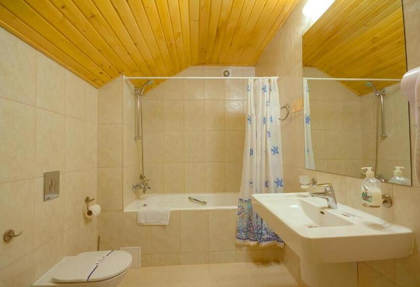 اتاق استاندارد سه نفره, Hutor
