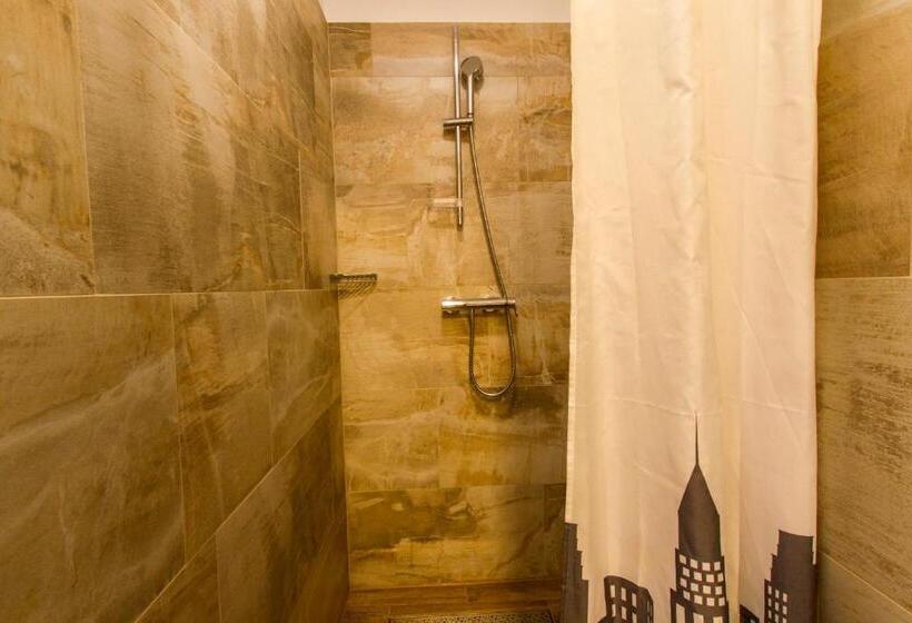 اتاق استاندارد چهارنفره با سرویس بهداشتی مشترک, Hostel Hildegarden