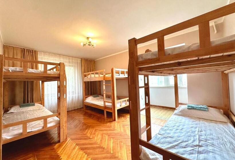 تختخواب در اتاق مشترک, Amar Guest House