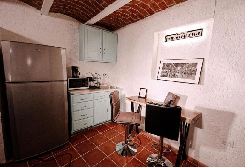 デラックスルーム, La Casa De Las Poesías