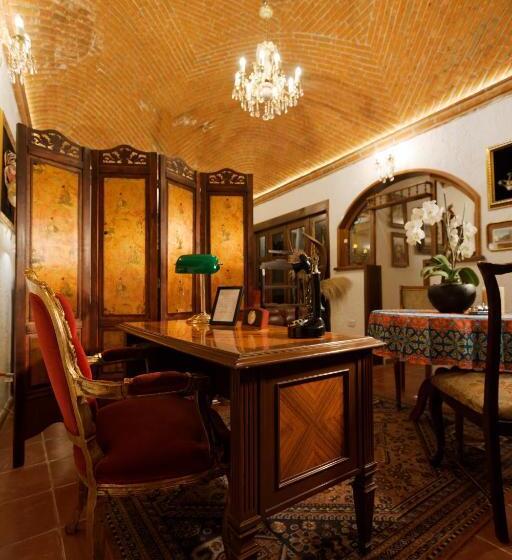 デラックストリプルルーム, La Casa De Las Poesías