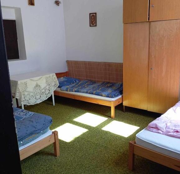 经济型三人房间, Stará škola   Třílůžkový Pokoj V Pohodlí A Klidu