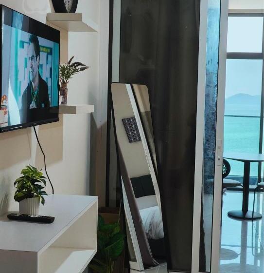 Студия Стандарт Вид на Море, Studio Room With Balcony Seaview At The Shore Kk By Clover Home
