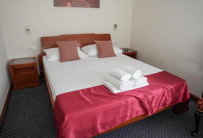 اتاق استاندارد سه نفره, Comfort Lodge