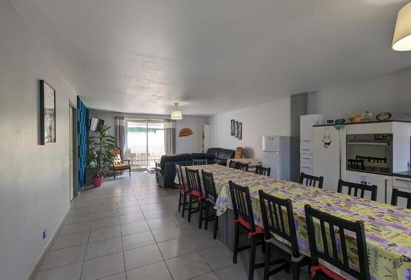 标准间, Chambre Confortable Avec Salle D Eau Privative, Cuisine Et Salon Communs, Petit Déjeuner Inclus.   F