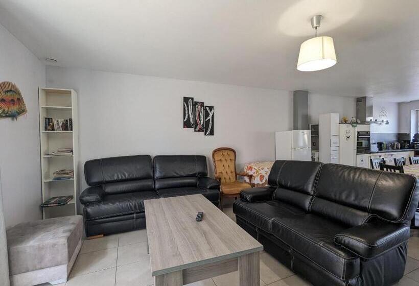 标准间, Chambre Confortable Avec Salle D Eau Privative, Cuisine Et Salon Communs, Petit Déjeuner Inclus.   F