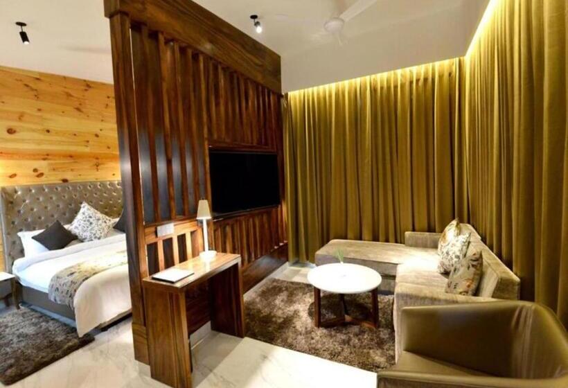 디럭스 룸 킹사이즈 침대, Kasauli Hills Resort