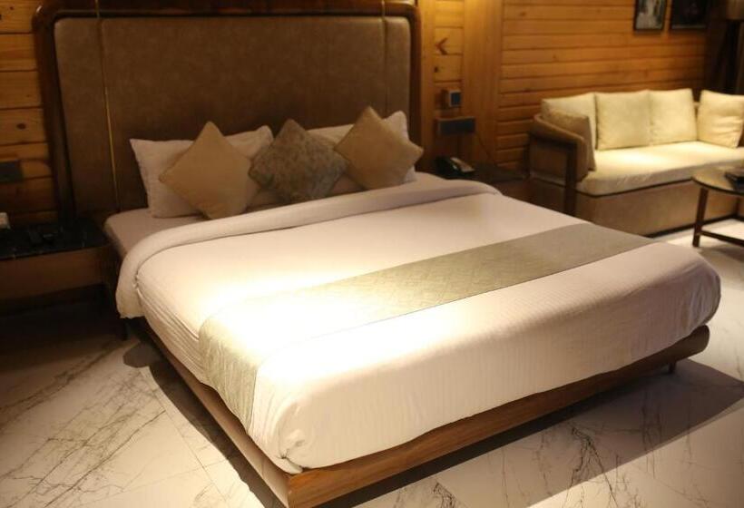 디럭스 룸 킹사이즈 침대, Kasauli Hills Resort