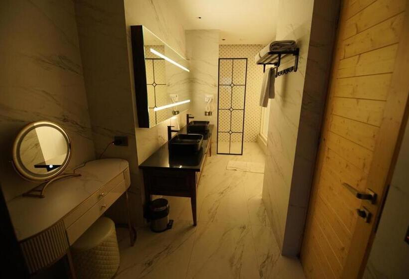 스위트, Kasauli Hills Resort