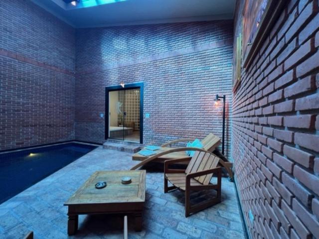 프레지덴셜 스위트, Status Motel