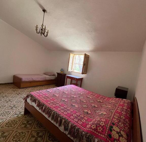 اتاق استاندارد با سرویس بهداشتی مشترک, Stazzo Gallurese