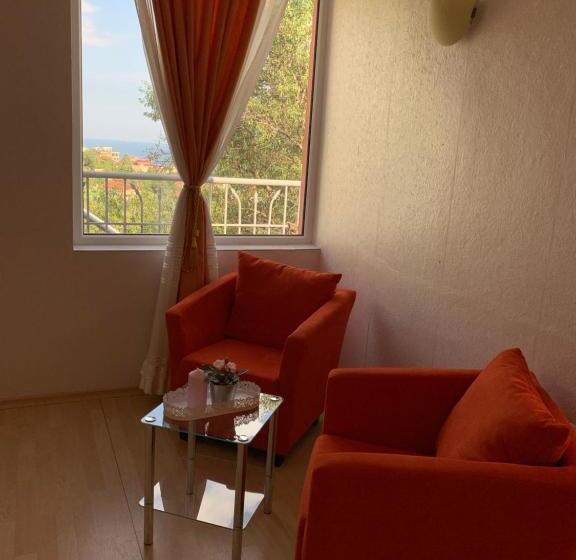 اتاق لوکس با بالکن و چشم‌انداز دریا, Sunray Guest House, Private Rooms & Apartment With Lovely Sea View