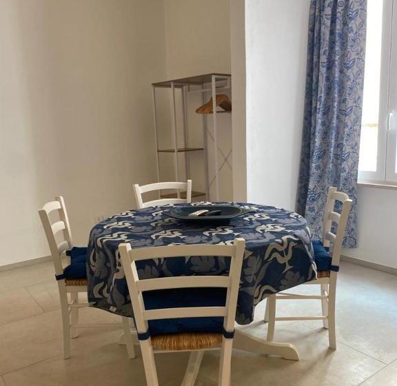 四人豪华间, Trame   La Naca Sul Porto