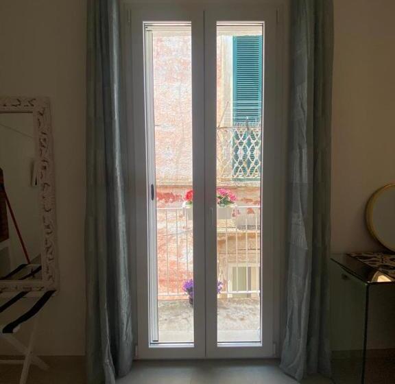 四人豪华间, Trame   La Naca Sul Porto