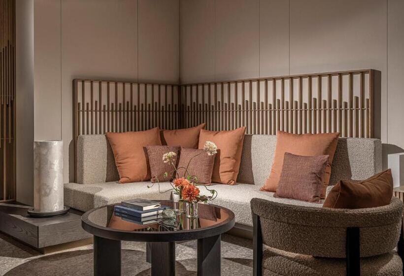 Полулюкс, Four Seasons Hotel Osaka