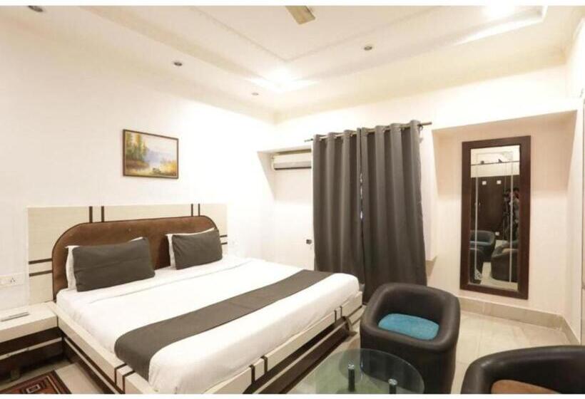Номер Deluxe Кровать Кинг, Day S Inn Luxury Stay Near Care Hospital In Budget Friendly Price Best Seller