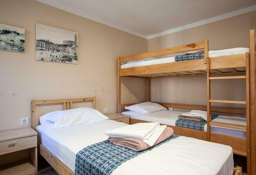 اتاق استاندارد چهارنفره با سرویس بهداشتی مشترک, Hostel Adriatic Piran