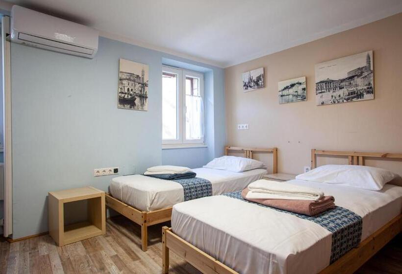 اتاق استاندارد چهارنفره با سرویس بهداشتی مشترک, Hostel Adriatic Piran