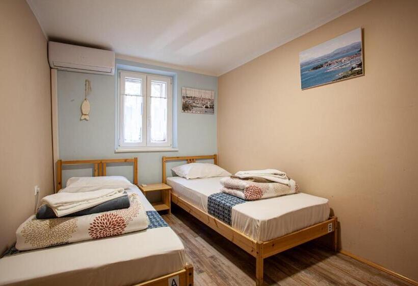 اتاق استاندارد با سرویس بهداشتی مشترک, Hostel Adriatic Piran