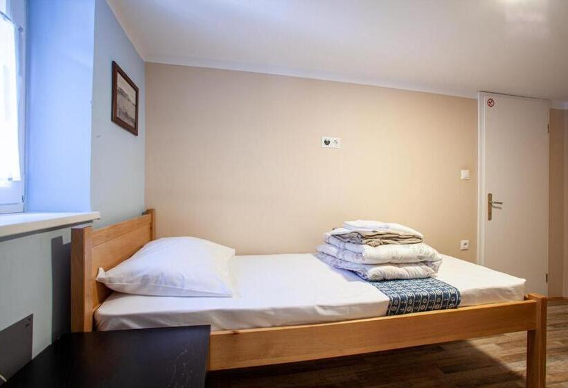 اتاق استاندارد با سرویس بهداشتی مشترک, Hostel Adriatic Piran