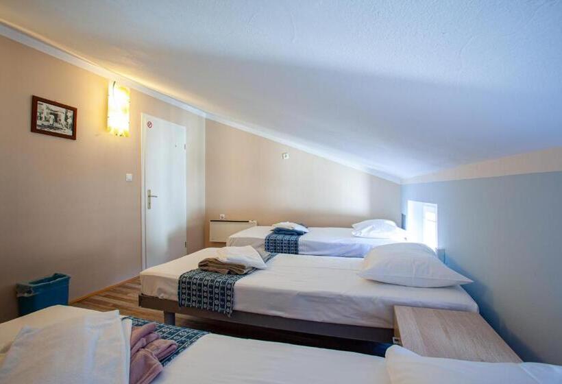 اتاق استاندارد سه تخته با سرویس بهداشتی مشترک, Hostel Adriatic Piran
