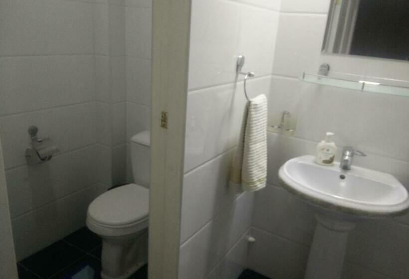 اتاق اکونومی, Meros B&b