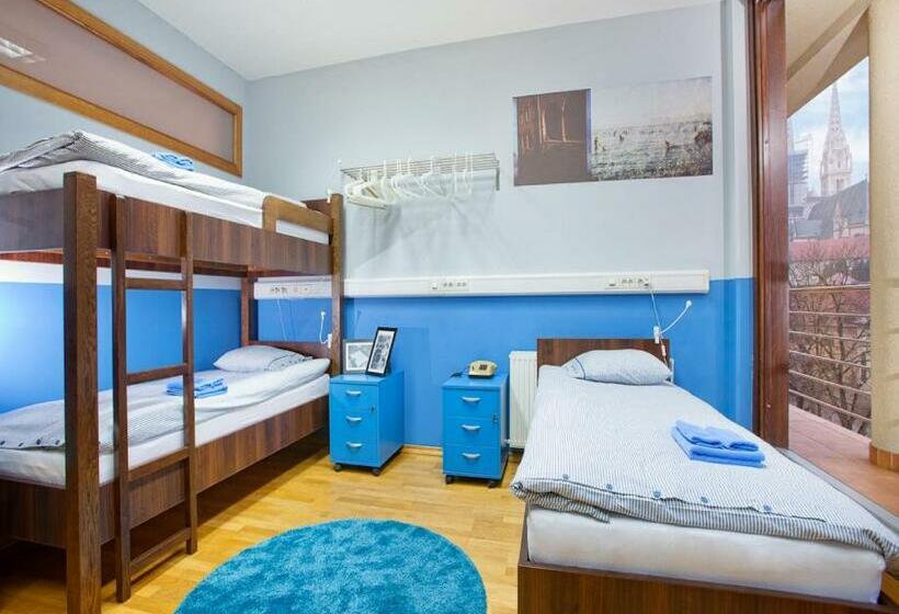 اتاق استاندارد سه تخته با سرویس بهداشتی مشترک, Hostel Bureau