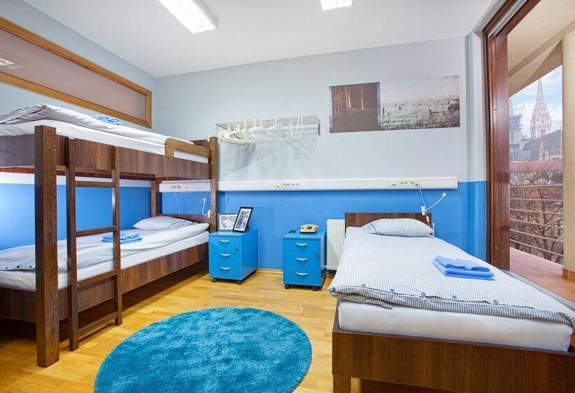 اتاق استاندارد سه تخته با سرویس بهداشتی مشترک, Hostel Bureau