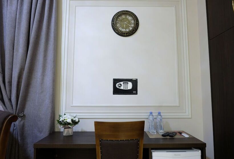 سوییت جونیور با چشم‌انداز شهر, S&l Boutique