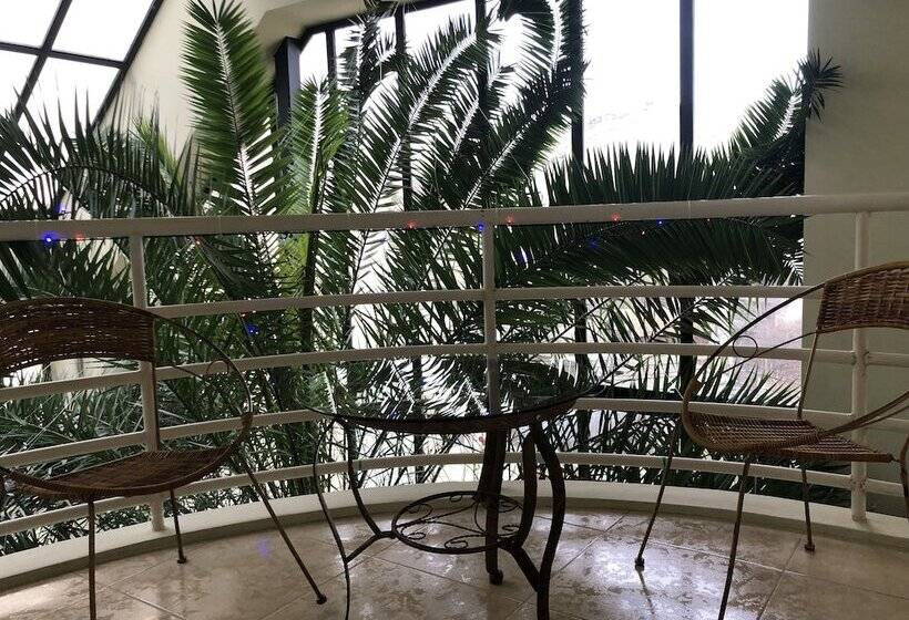 اتاق لوکس با چشم‌انداز باغ, S&l Boutique