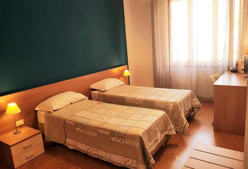 اتاق استاندارد چهار تخته, Bed And Breakfast Sognando Verso La Torre