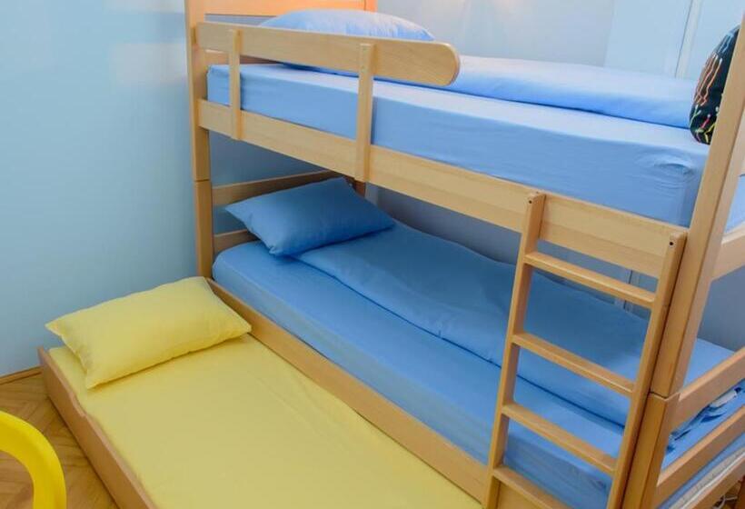 اتاق استاندارد سه تخته با سرویس بهداشتی مشترک, Hostel White Town