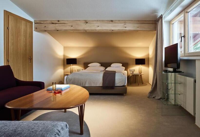 Family Suite, Schwarzwand