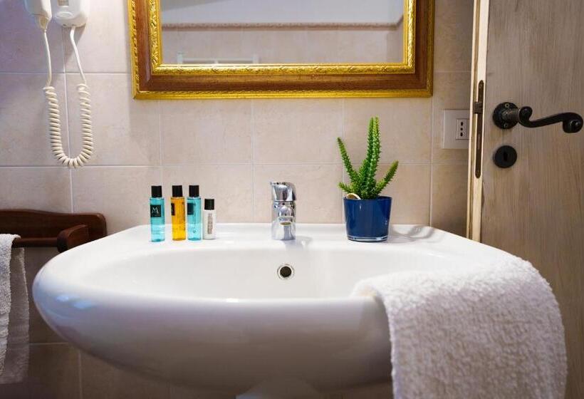 اتاق استاندارد با تخت بزرگ, Quattro Torri B&b