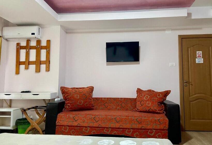 اتاق استاندارد سه تخته با چشم‌انداز باغ, Vamabel House