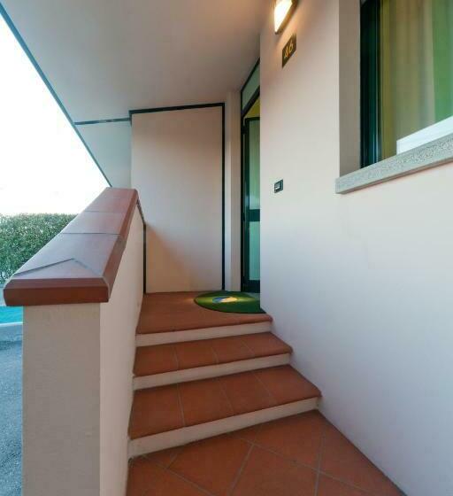 اتاق استاندارد سه نفره, Dealuna Motel