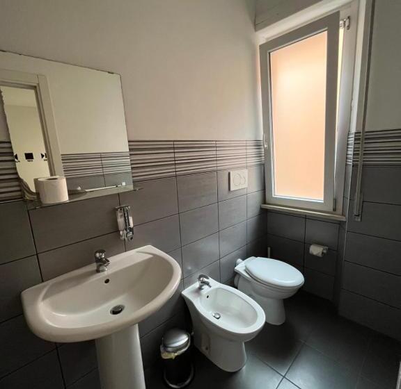 اتاق استاندارد سه نفره, Il Guasco Rooms