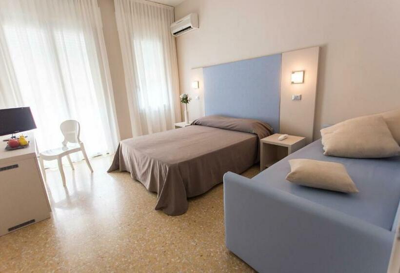 Трехместный Номер Стандарт с Балконом, New Hotel Chiari