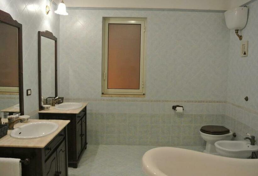 آپارتمان یک خوابه با دری مشترک که هال را جدا می کند., Villa Carlotta Resort