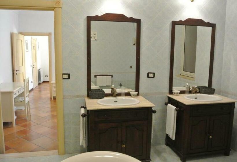 آپارتمان یک خوابه با دری مشترک که هال را جدا می کند., Villa Carlotta Resort