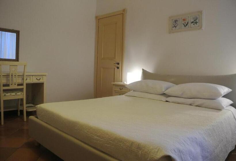 آپارتمان یک خوابه با دری مشترک که هال را جدا می کند., Villa Carlotta Resort
