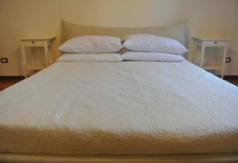 آپارتمان یک خوابه با دری مشترک که هال را جدا می کند., Villa Carlotta Resort