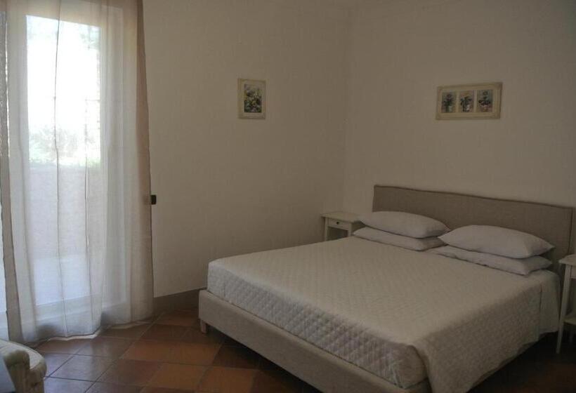 اتاق لوکس سه تخته, Villa Carlotta Resort