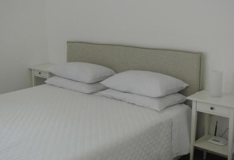 اتاق لوکس سه تخته, Villa Carlotta Resort