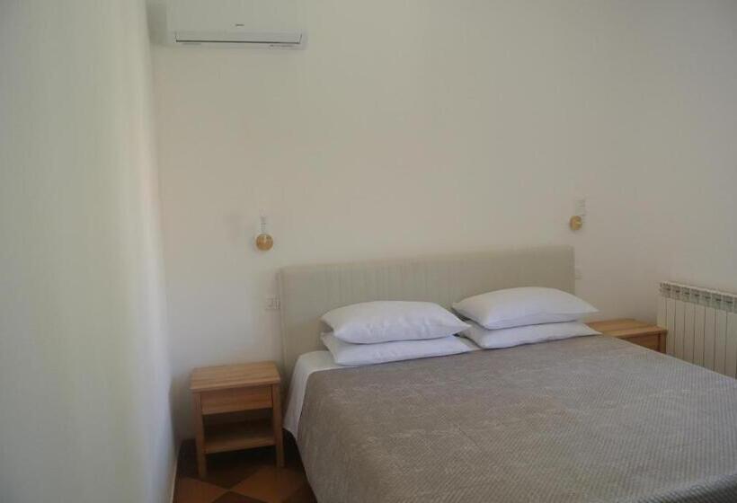 آپارتمان یک خوابه با دری مشترک که هال را جدا می کند., Villa Carlotta Resort