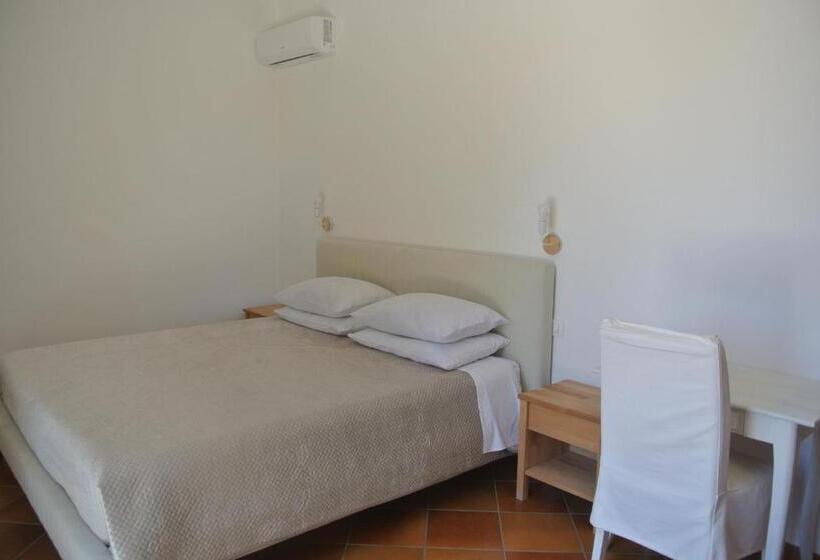 آپارتمان یک خوابه با دری مشترک که هال را جدا می کند., Villa Carlotta Resort